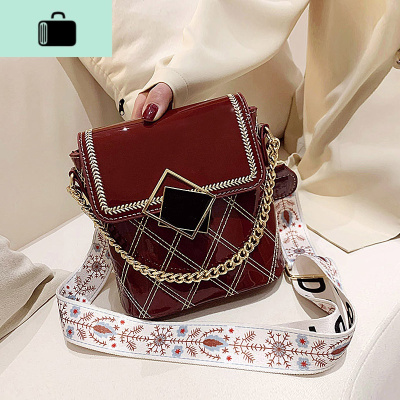 流行小包包女2020新款潮韩版菱格绣线水桶包网红漆皮宽肩带斜挎包NEW LAKE女士单肩包