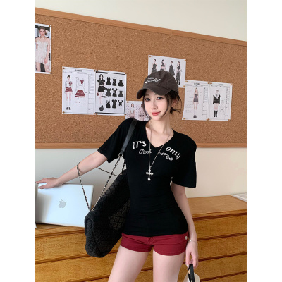 字母印花修身V领T恤女2025夏季新款设计感短袖正肩学生上衣服潮
