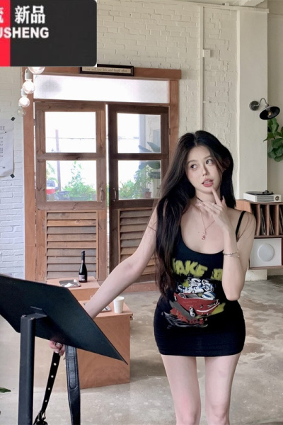 YIBUSHENG卡通印花黑色吊带连衣裙女季辣妹显瘦针织短裙露背收腰包臀裙子
