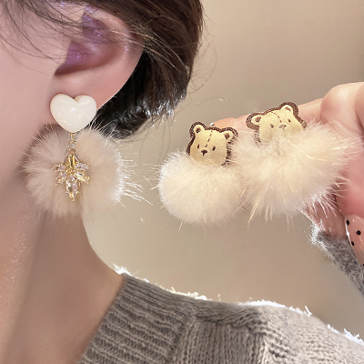 秋冬毛绒爱心耳钉轻奢高级感气质大气耳环2024新款夸张耳饰女送女朋友老婆情人节七夕生日礼物