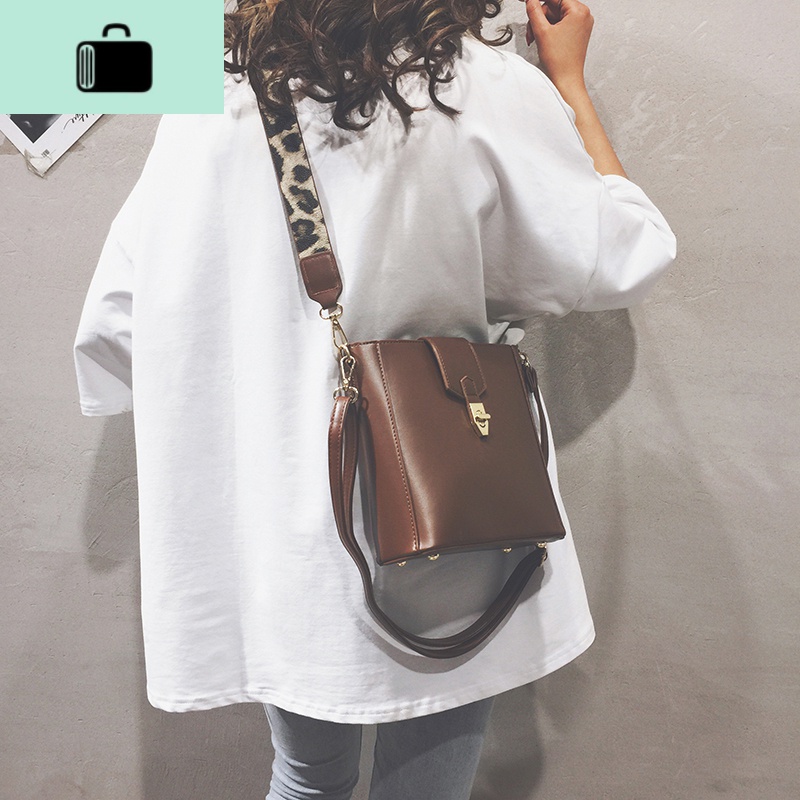 宽肩带大包包女2020新款大容量复古水桶包百搭休闲港风单肩斜挎包NEW LAKE女士单肩包