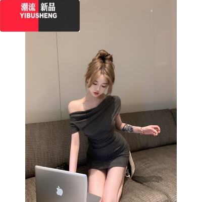 YIBUSHENG复古辣妹性感斜肩短袖连衣裙女季修身褶皱短裙显瘦收腰包臀裙子