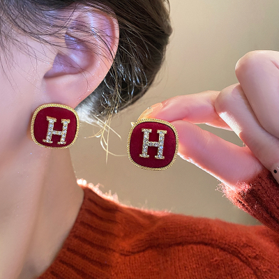 丝绒字母耳钉新款2024小众独特气质耳环女轻奢高级感秋冬耳饰送女朋友老婆情人节七夕生日礼物