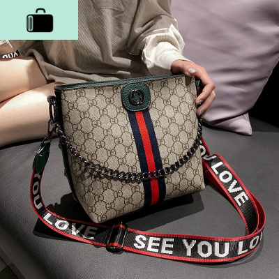 包包女2020新款百搭印花水桶包女大气时尚宽肩带手提单肩斜挎包潮NEW LAKE女士单肩包