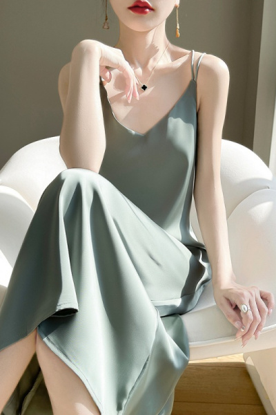 24春夏新款内搭西装长裙女显瘦V领打底裙修身缎面吊带连衣裙