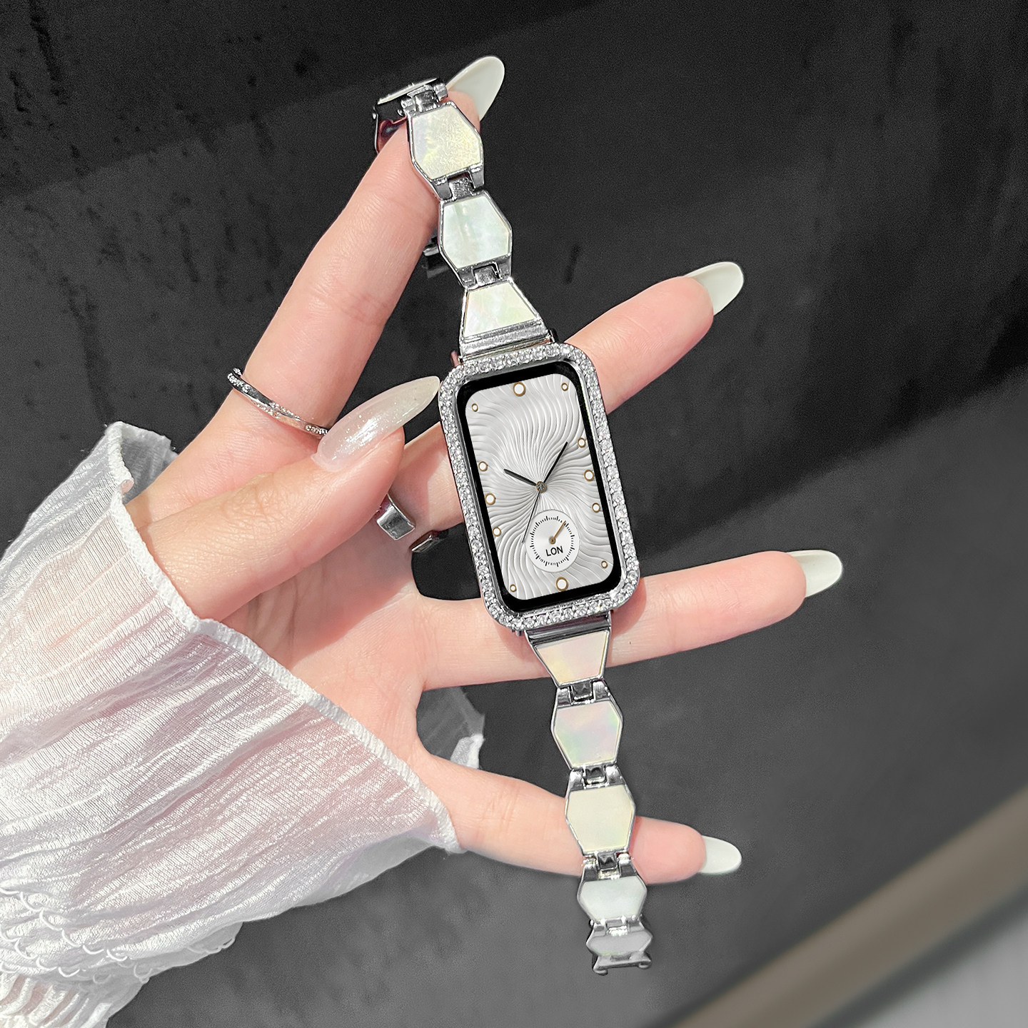 适用于华为手环11表带11pro新款10/9贝形饰品金属手表链7/6pro智能NFC版荣耀手环10/9轻奢高级感女款替换