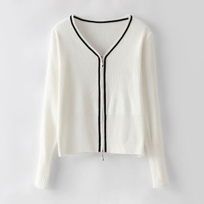 白色针织开衫厚