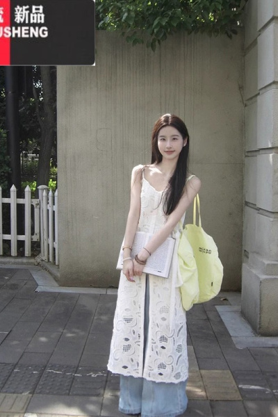 YIBUSHENG白色设计感镂空提花吊带连衣裙女季叠穿别致A字裙长裙