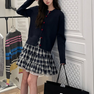 韩系简约爱心扣软糯长袖针织开衫女秋冬季新款慵懒风宽松显瘦毛衣