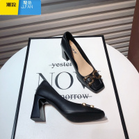 聚范法式复古方头粗跟单鞋女新款时尚金属扣浅口高跟鞋商务软皮职业鞋