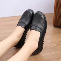 新款真皮妈妈鞋软底轻便轻便中老年女鞋女式平跟单鞋