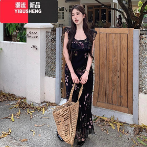 YIBUSHENG茶歇法式黑色碎花连衣裙子女季2024新款方领小飞袖海边度假长裙