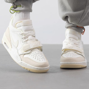 耐克(NIKE)女鞋新款运动鞋AIR JORDAN LEGACY 312复古板鞋篮球鞋FQ7827-102 ZP