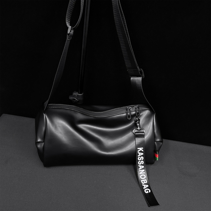 2023新款包包男士斜挎包简约休闲单肩包男潮牌通勤包圆筒挎包