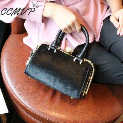 CCMVP轻奢品牌水钻夹子包女2018新款马毛镶钻手提包毛毛皮单肩斜挎包枕头小包黑色默认颜色