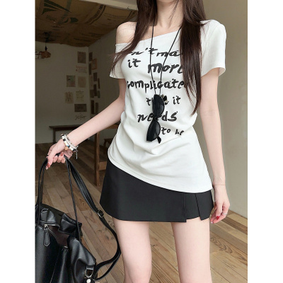 美式辣妹字母印花斜肩短袖T恤女2025夏季设计感修身收腰露肩上衣