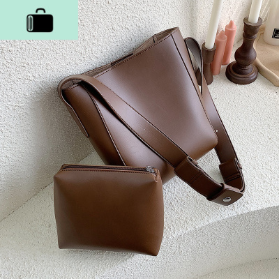 春夏高级感包包女2020春夏新款潮时尚宽带单肩包大容量斜挎水桶包NEW LAKE女斜挎包