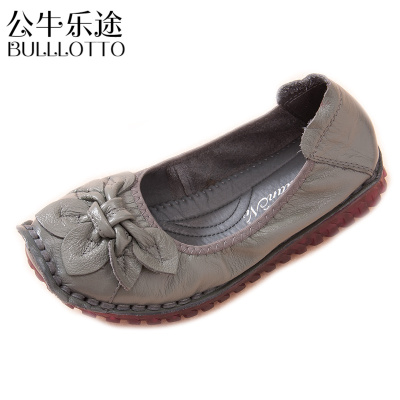公牛乐途2021妈妈鞋子女夏中老年防滑软底休闲舒适真皮平底单鞋手工妇女民族风
