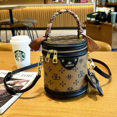 欧美时尚女士包包女2026新款高级感轻奢印花女包圆筒包单肩斜挎包复古手提包小包水桶包