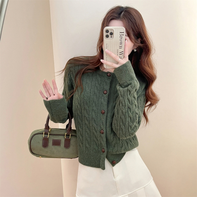 [3件8.5折110.4元,叠加优惠券]唐狮复古风绞花绿色针织开衫女新款早秋短款百搭毛衣外套qd
