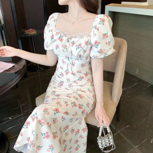 碎花连衣裙夏季新款泡泡袖方领蕾丝系带修身显廋茶歇长裙子潮