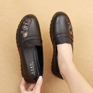 新款真皮妈妈鞋软底轻便女舒适中老年平底单鞋