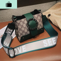 香港包包女包新款2020新款韩版百搭斜挎包时尚洋气宽带水桶包小包NEW LAKE女士手提包