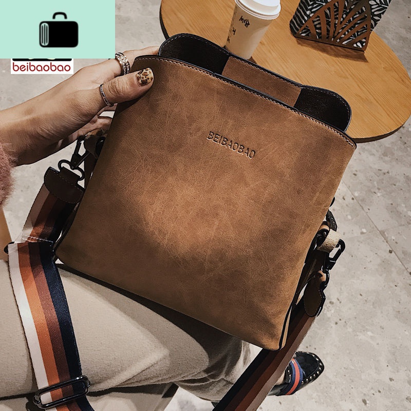 女包包2020新款水桶包时尚百搭宽肩带韩潮版斜跨单肩包网红NEW LAKE女士单肩包