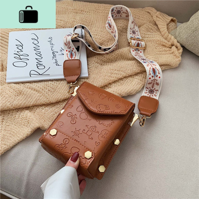 网红chic小包包女2020新款潮复古压花甲骨文手机包百搭宽带斜挎包NEW LAKE女斜挎包