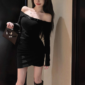 黑色修身性感连衣裙女春秋季新款一字肩显瘦长袖设计感包臀短裙子