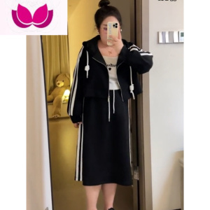 七斓大码胖mm连帽长袖短上衣外套女高腰显瘦半身裙早春休闲运动风套装