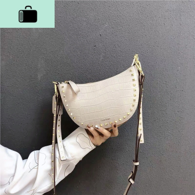 欧洲站包包女2020新款网红时尚柳钉新月包半圆包饺子包百搭斜挎包NEW LAKE女斜挎包