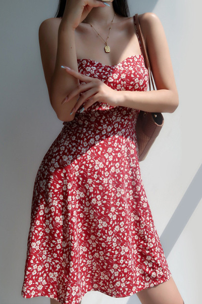 法式复古少女V领红色碎花吊带裙修身显瘦收腰绑带短裙度假连衣裙