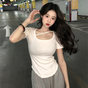 设计感纯色显瘦短袖T恤女夏装休闲打底衫U领上衣女装