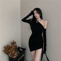 裙子女春秋新款性感露肩气质修身包臀裙短裙显瘦紧身黑色连衣裙潮