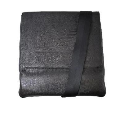 Emporio Armani男士斜挎包 经典简约纯色百搭皮质徽标细节休闲单肩包