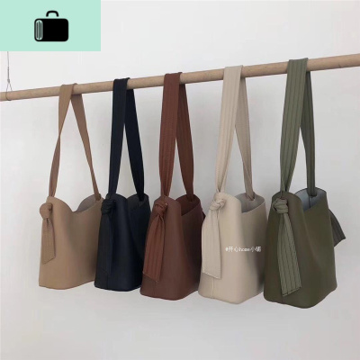 韩版水桶包女大容量斜挎包宽肩带2020网红仙女简约复古ins新款女NEW LAKE女斜挎包