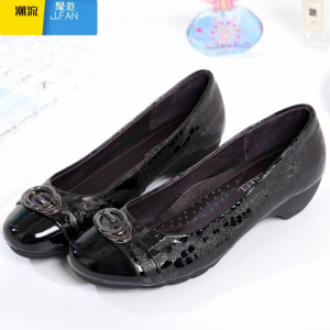 聚范单鞋大码舒适粗跟软底通勤工作妈妈女鞋圆头中老年人防滑