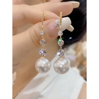 2025新款时尚气质挂钩白色珍珠微镶钻耳环小众设计感法式长款耳饰送女朋友老婆情人节七夕生日礼物