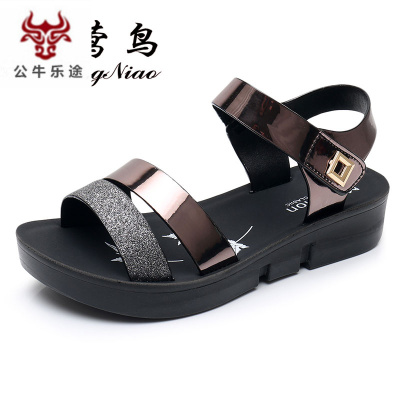 公牛乐途夏季凉鞋外穿女妈妈款2020时尚平底女士百搭孕妇鞋中跟坡跟厚软底