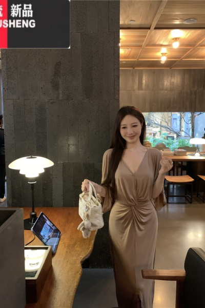 YIBUSHENG法式气质优雅V领连衣裙女季裙子扭结设计感开叉包臀裙咖色长裙 咖色 均码