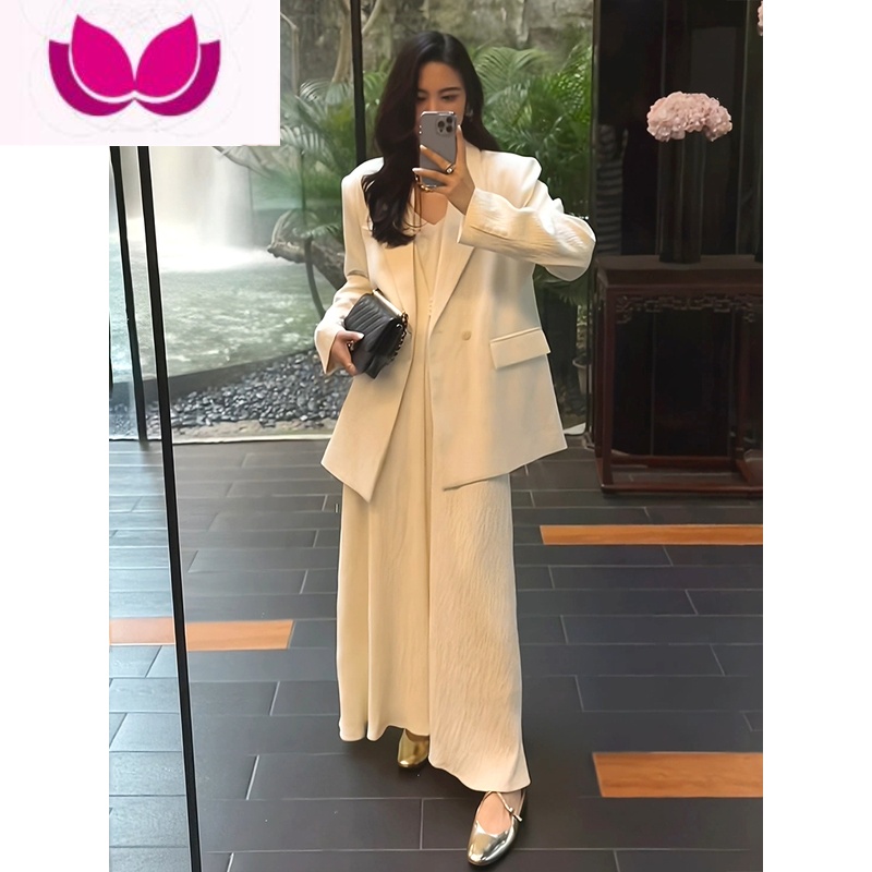 七斓2023早秋米白吊带连衣裙女设计独特高级感西装上衣绝美套