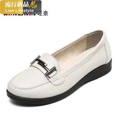 春秋妈妈鞋软底单鞋女真皮舒适平底牛皮中老年皮鞋一脚蹬防滑大码知义(ZHIYI)休闲鞋