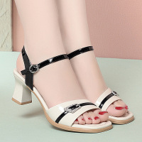 粗跟凉鞋女外穿新款漆皮一字扣夏季时装女鞋气质中老年妈妈凉鞋