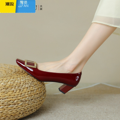 聚范浅口2024春季方扣漆皮粗跟单鞋方头平底女鞋大码