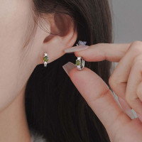 s925银针橄榄绿锆石耳扣女超闪精致百搭耳圈冷淡风轻奢新款潮耳饰
