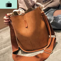 包包女2020新款潮韩版百搭斜挎单肩磨砂大容量时尚休闲宽带水桶包NEW LAKE女斜挎包