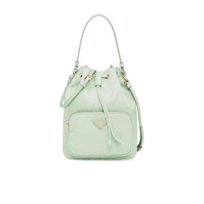 普拉达(PRADA)女士织物单肩包可调节肩带抽绳封口多口袋实用百搭