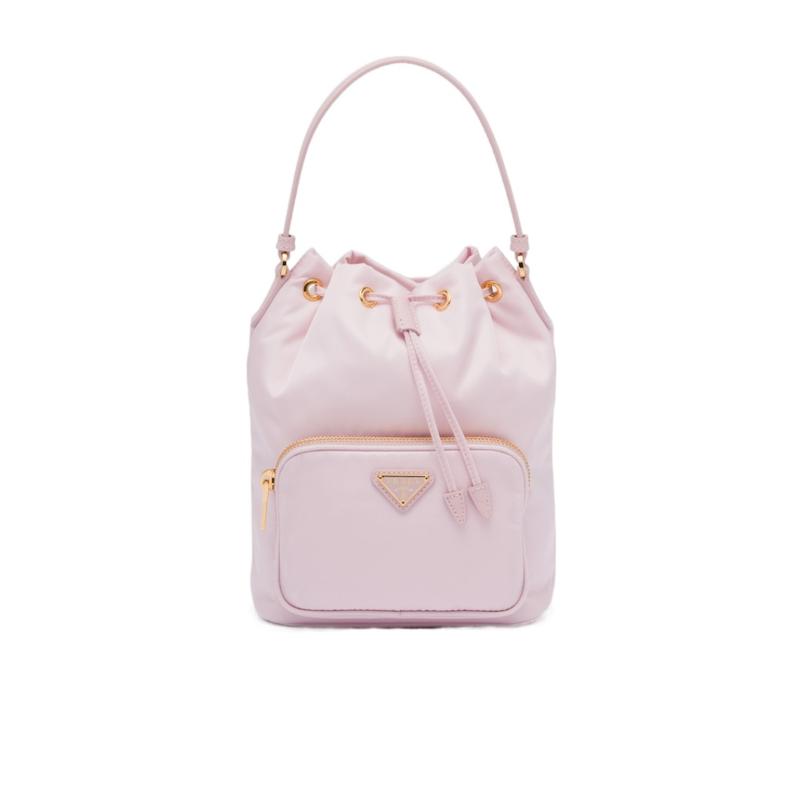 普拉达(PRADA)女士百搭再生尼龙抽绳水桶包雪粉色轻便实用手提斜