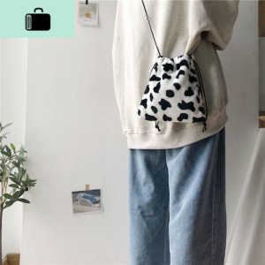 新款春冬潮包斜挎韩版女学生时尚毛绒单肩包手机包迷你抽绳斜挎包NEW LAKE女斜挎包